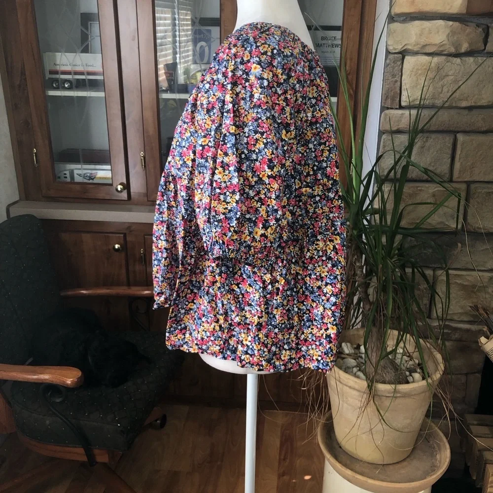 OLD NAVY SIZE LARGE FLORAL PEPLUM TOP WITH PUFF SHORT SLEEVES SLIGHT CROP EUC